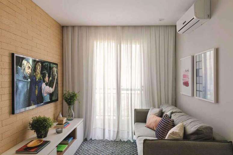 36. A parede de tijolinho e revestimento de madeira pode trazer sensa&ccedil;&atilde;o de conforto para apartamento pequeno
