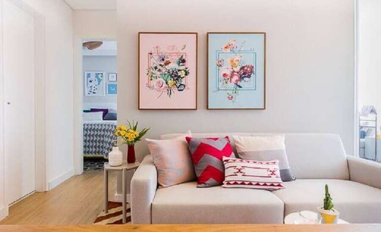 24. &Eacute; verdade que as cores claras deixam o ambiente mais amplo, mas pode usar outras cores tamb&eacute;m para deixar a sua decora&ccedil;&atilde;o de apartamento pequeno mais bonita. Projeto de Duda Senna