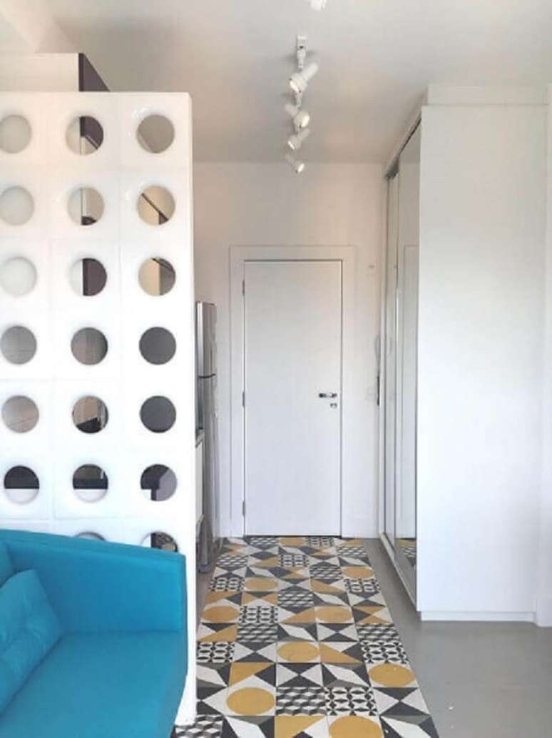 8. Os cobog&oacute;s s&atilde;o uma forma de integrar os ambientes na decora&ccedil;&atilde;o de apartamento pequeno. Projeto de Stephanie Esposito