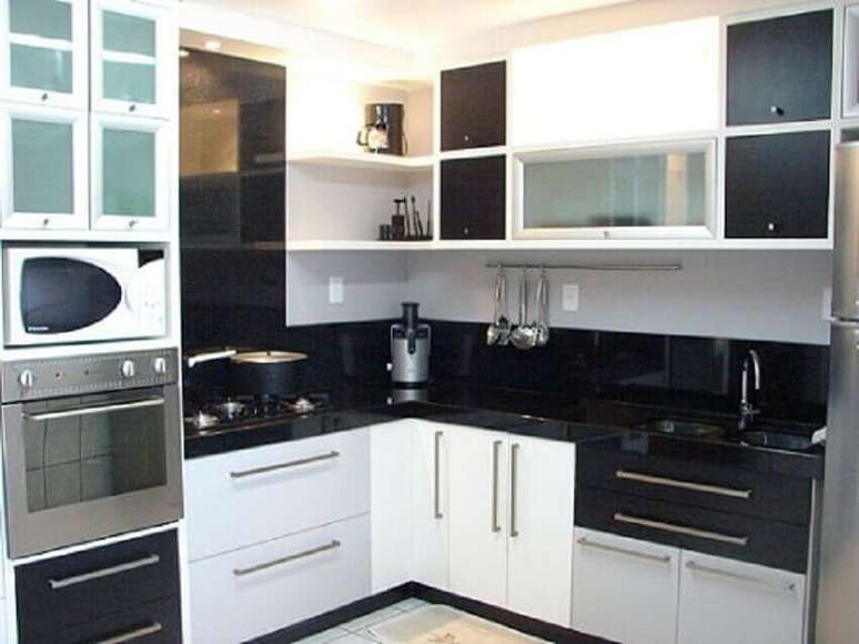 11. Decora&ccedil;&atilde;o de apartamento pequeno com arm&aacute;rios planejados na cozinha. Projeto de Tuizer Hoff
