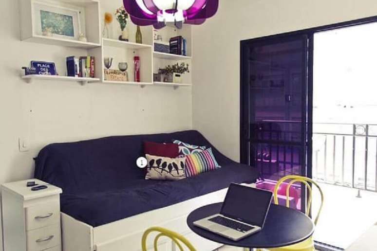 26. A bicama tamb&eacute;m &eacute; um bom item para se ter em uma decora&ccedil;&atilde;o de apartamento pequeno, pois d&aacute; espa&ccedil;o para receber visitas. Projeto de Casa Aberta