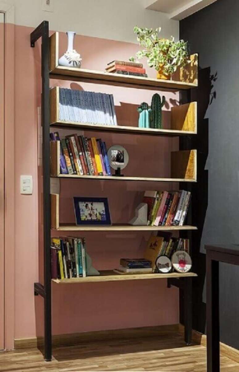 28. Aproveite seu espa&ccedil;o vertical na decora&ccedil;&atilde;o de apartamento pequeno. Projeto de Decoradoria Decora&ccedil;&atilde;o Online