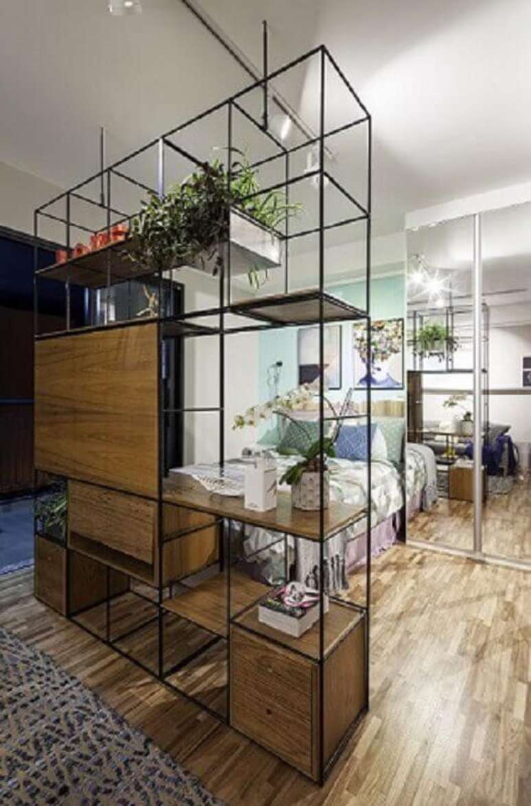 14. Outro elemento vazado que pode ser usado para dividir ambientes na decora&ccedil;&atilde;o de apartamento pequeno &eacute; uma estante modular