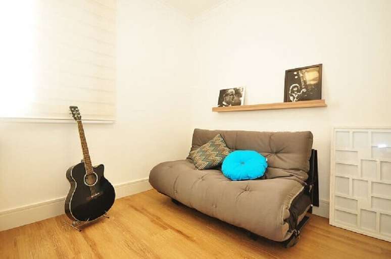 30. Um futon como este pode servir como sof&aacute;-cama, otimizando sua decora&ccedil;&atilde;o de apartamento pequeno. Projeto de Condecorar