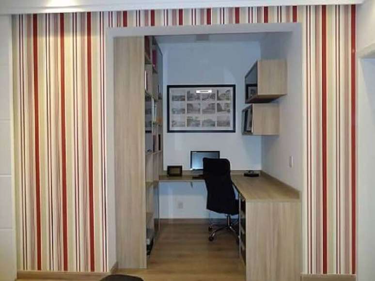 16. Com os m&oacute;veis planejados, esta decora&ccedil;&atilde;o de apartamento pequeno fez milagre nesse espa&ccedil;o, transformado-o em um home office. Projeto de Danielle David
