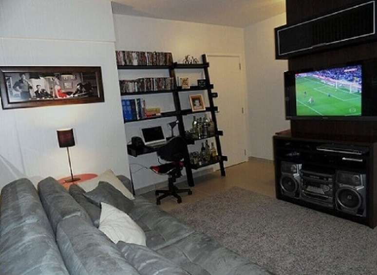 22. Da mesma forma &eacute; aqui, com o m&oacute;vel do home office que divide espa&ccedil;o com a sala. Projeto de Frente e Verso