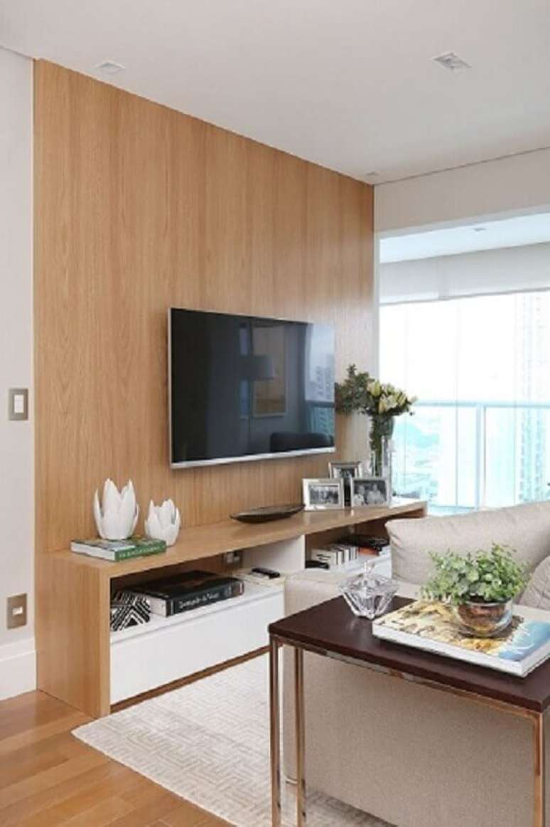 5. Rack com gavetas para guardar coisas menos usadas no dia a dia e espa&ccedil;os para exp&ocirc;r objetos decorativos, um &oacute;timo exemplo de decora&ccedil;&atilde;o de apartamento pequeno. Projeto de Danyela Correa