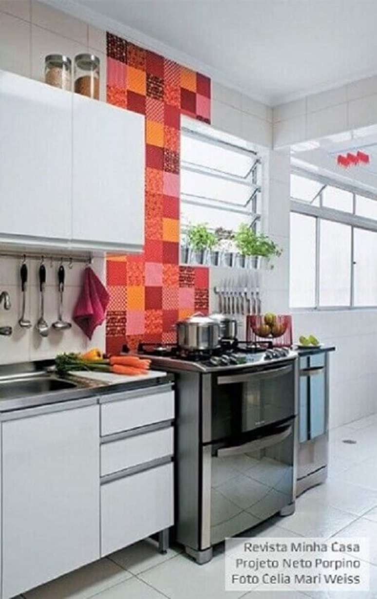 2. Al&eacute;m dos m&oacute;veis, a cozinha planejada para apartamento pequeno se beneficia tamb&eacute;m desses suportes que permitem pendurar alguns utens&iacute;lios