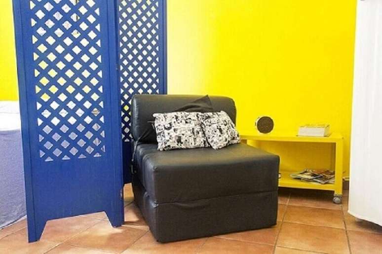 4. Os itens multifuncionais s&atilde;o essenciais na decora&ccedil;&atilde;o de apartamento pequeno, como este pequeno sof&aacute; que pode abrir e virar um colch&atilde;o. Projeto de Casa Aberta