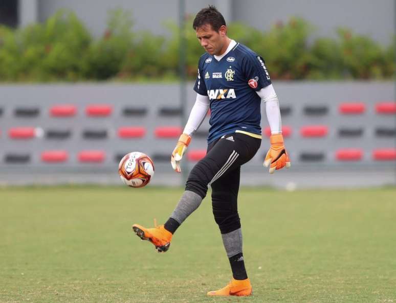 Diego Alves retomou os treinamentos após período afastado por lesão.