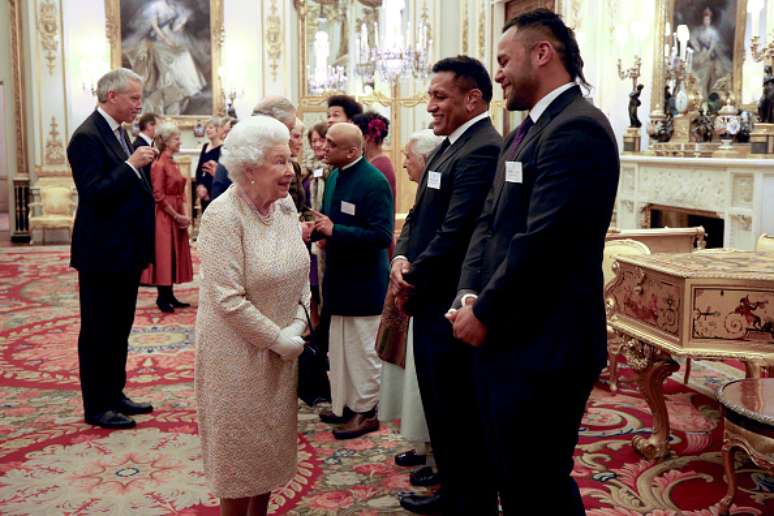 Na imagem, a rainha Elizabeth II conhece os jogadores de rugby em recep&ccedil;&atilde;o no Pal&aacute;cio de Buckingham que aconteceu no dia 14 de fevereiro de 2018.