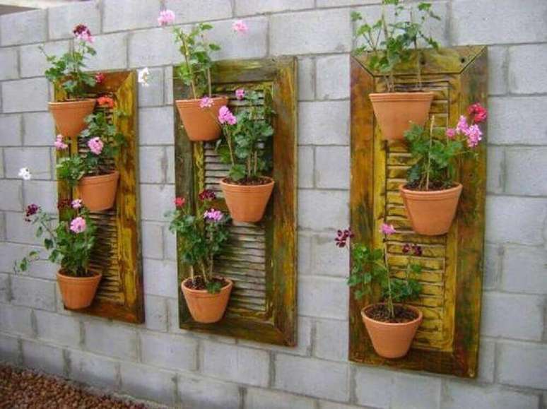 14. Jardim vertical com flores