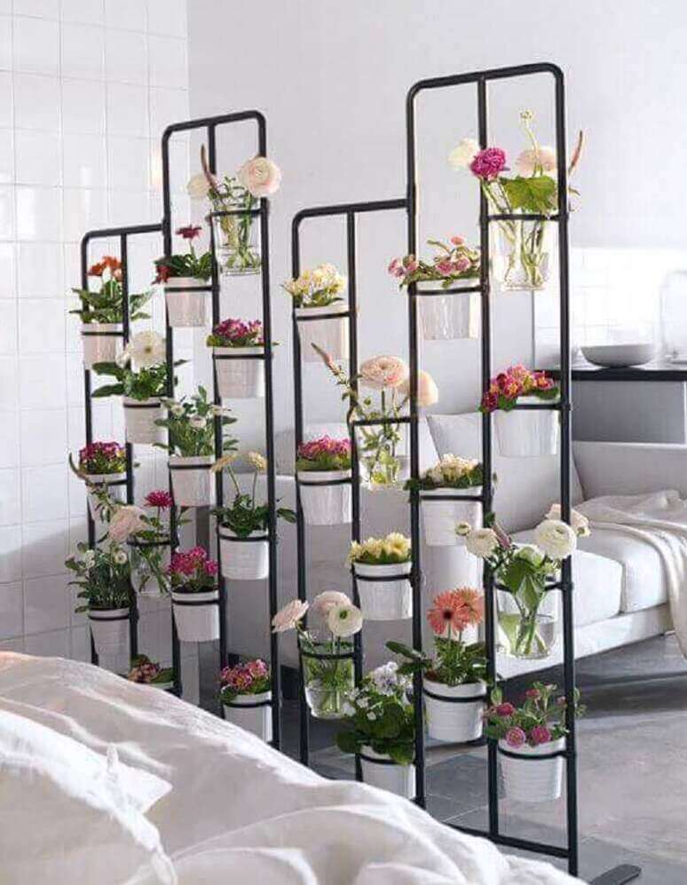 32. Modelo de jardim vertical com flores
