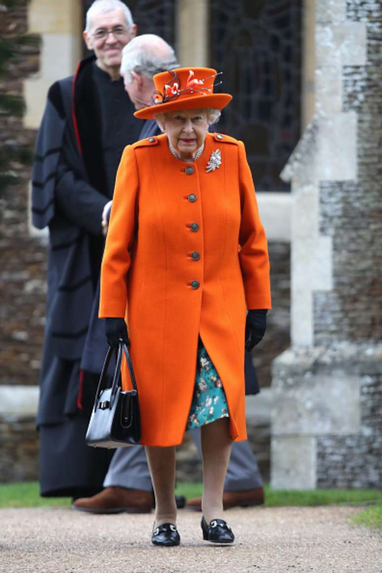 No Natal de 2017, a rainha optou por um vestido florido coberto por casaco e chapéu laranja.