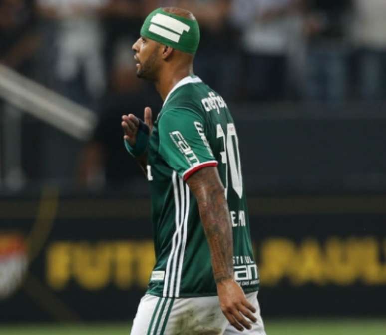 Felipe Melo, com o supercílio machucado, bate no peito ao ser substituído em Itaquera no jogo pelo Paulistão-2017