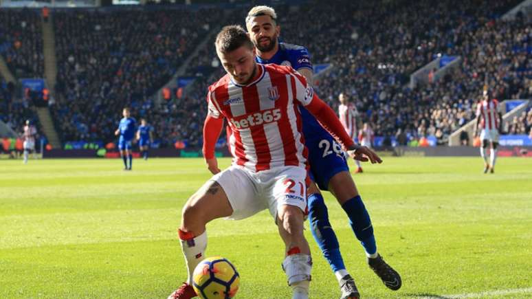 Mahrez foi um dos principais nomes do Leicester na partida (Foto: AFP/LINDSEY PARNABY)