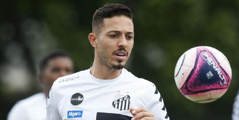 Jean Mota deve ocupar a lateral esquerda do Santos neste domingo contra o Santo André (Foto: Ivan Storti/Santos)