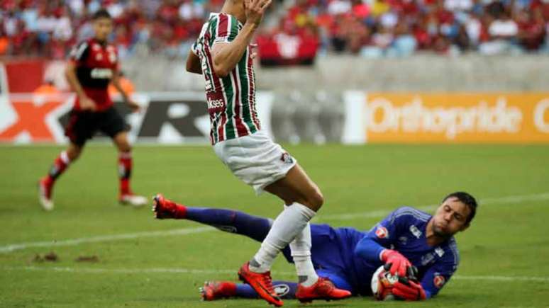 Diego Alves faz defesa diante do Fluminense, em Cuiabá (Foto: Lucas Merçon/Fluminense F.C.)