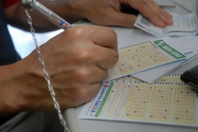 Apostador faz seu jogo na loteria