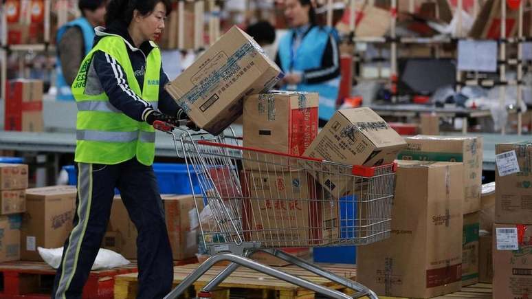 Com o aumento do número de compras acontece online (como no Dia dos Solteiros, o maior evento de compras online da China), mais robôs são usados em massa para comprar itens populares