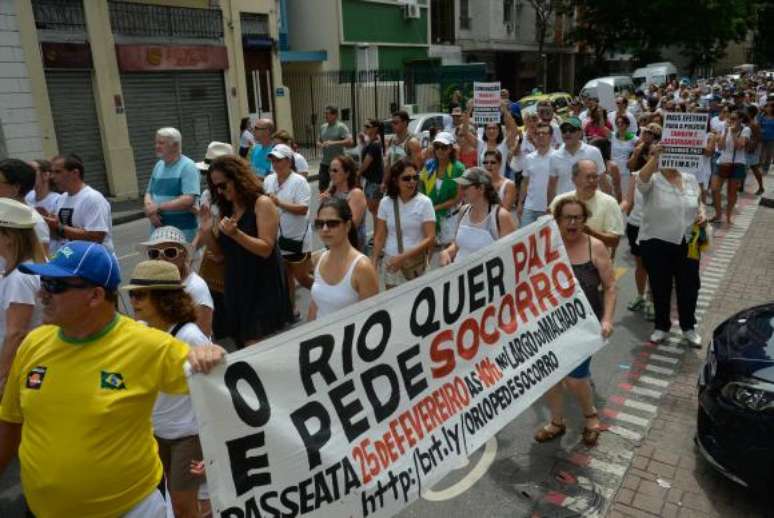 Manifestantes fazem passeata em protesto contra o aumento da violência e por mais policiamento nas ruas 