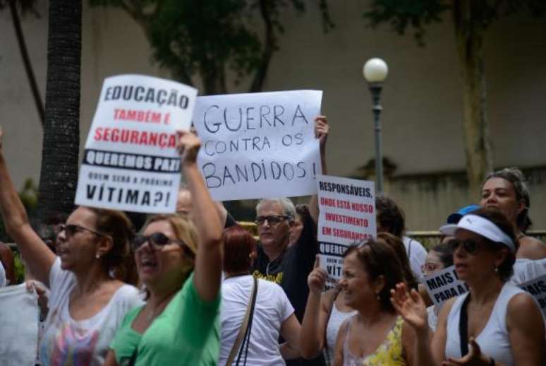 Os manifestantes criticaram a gestão do governador Luiz Fernando Pezão e do prefeito Marcelo Crivella