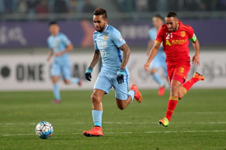 Alex Teixeira em ação na China (Foto: STR / AFP)