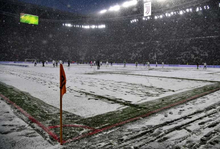 Neve castiga gramado do Juventus Stadium (Foto: Alberto Pizzoli / AFP)