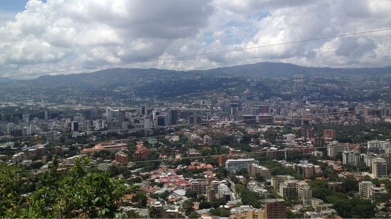 A capital da Venezuela se chama oficialmente Santiago de Le&oacute;n de Caracas.