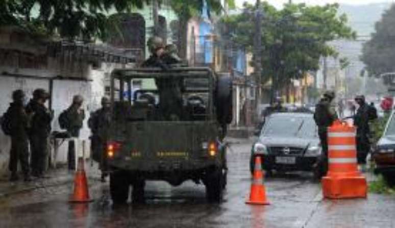 Durante o período em vigor do decreto, o comando da segurança pública deixa de ser competência do governo do Rio de Janeiro. 