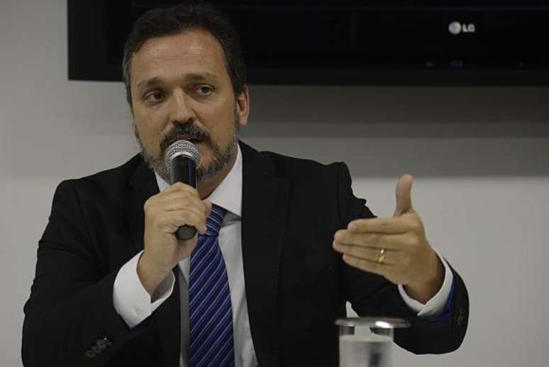 Vinicius Leal Cavalleiro, promotor de justiça do MPRJ, durante anúncio de ação civil pública por improbidade administrativa contra o ex-governador do Rio, Sérgio Cabral 
