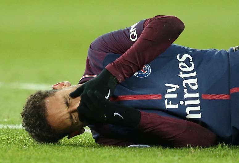 Neymar, do Paris Saint-Germain, é visto após lesão em partida contra o Olympique de Marseille, em Paris 25/02/2018  REUTERS/Stephane Mahe