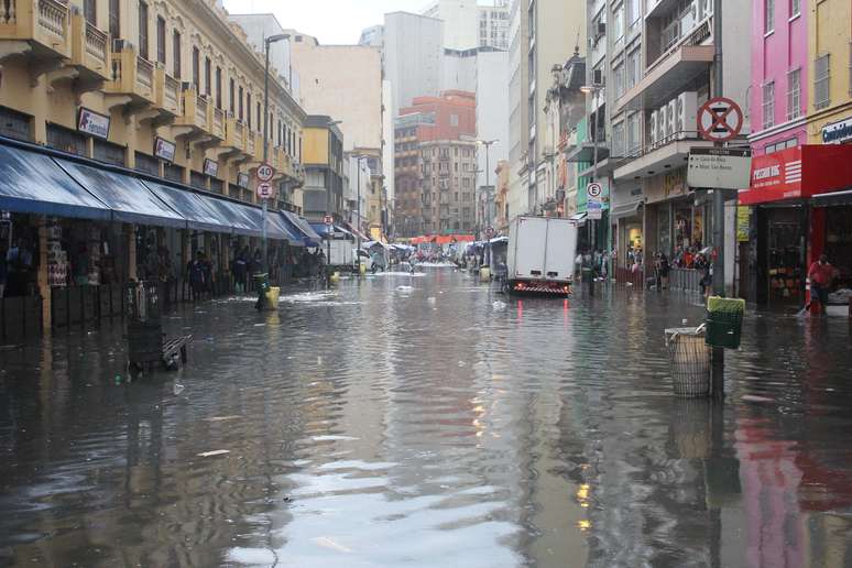 Chuva alaga a região da 25 de Março em São Paulo (SP), nesta segunda-feira (26)