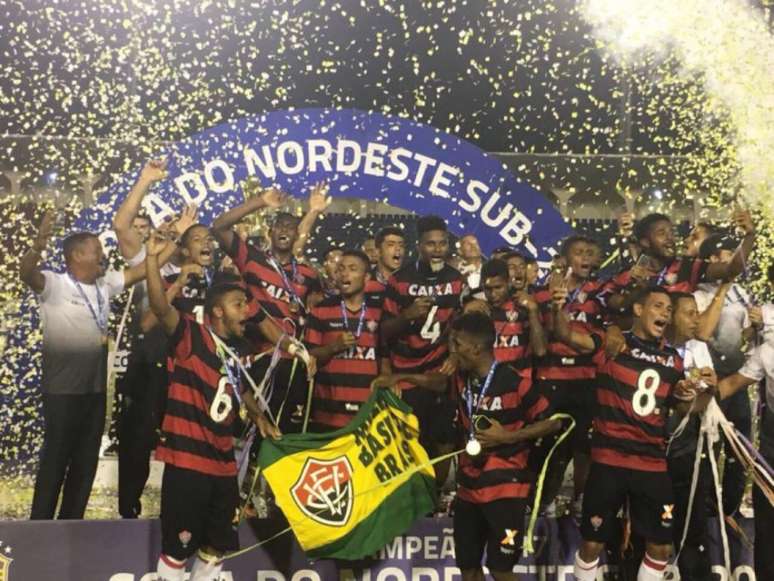 A base do Vitória comemorou muitos títulos na temporada 2017 e quer repetir o feito em 2018 (Foto: Divulgação)