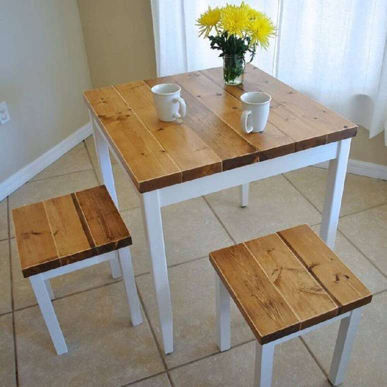 12. Usar banquetas é uma ótima solução para sala pequena com mesa de jantar