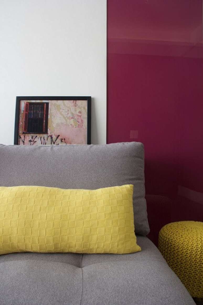 20. No projeto de Anna Paula Moraes, mais uma combina&ccedil;&atilde;o de amarelo e roxo