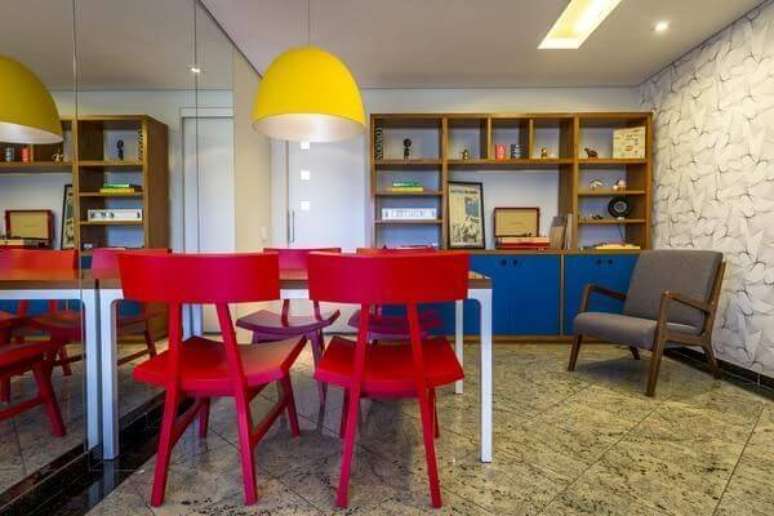 3. Aqui, vemos combina&ccedil;&atilde;o das cores prim&aacute;rias com tons neutros. Projeto de Enzo Sobocinski