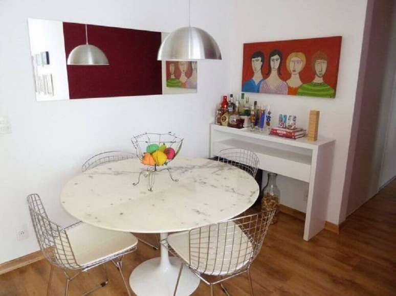 13. Invista em cores claras para a mesa de jantar pequena para apartamento