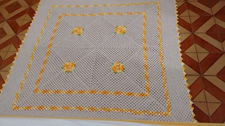 25. Lindo e delicado tapete de croch&ecirc; quadrado e bordado com flores amarelas