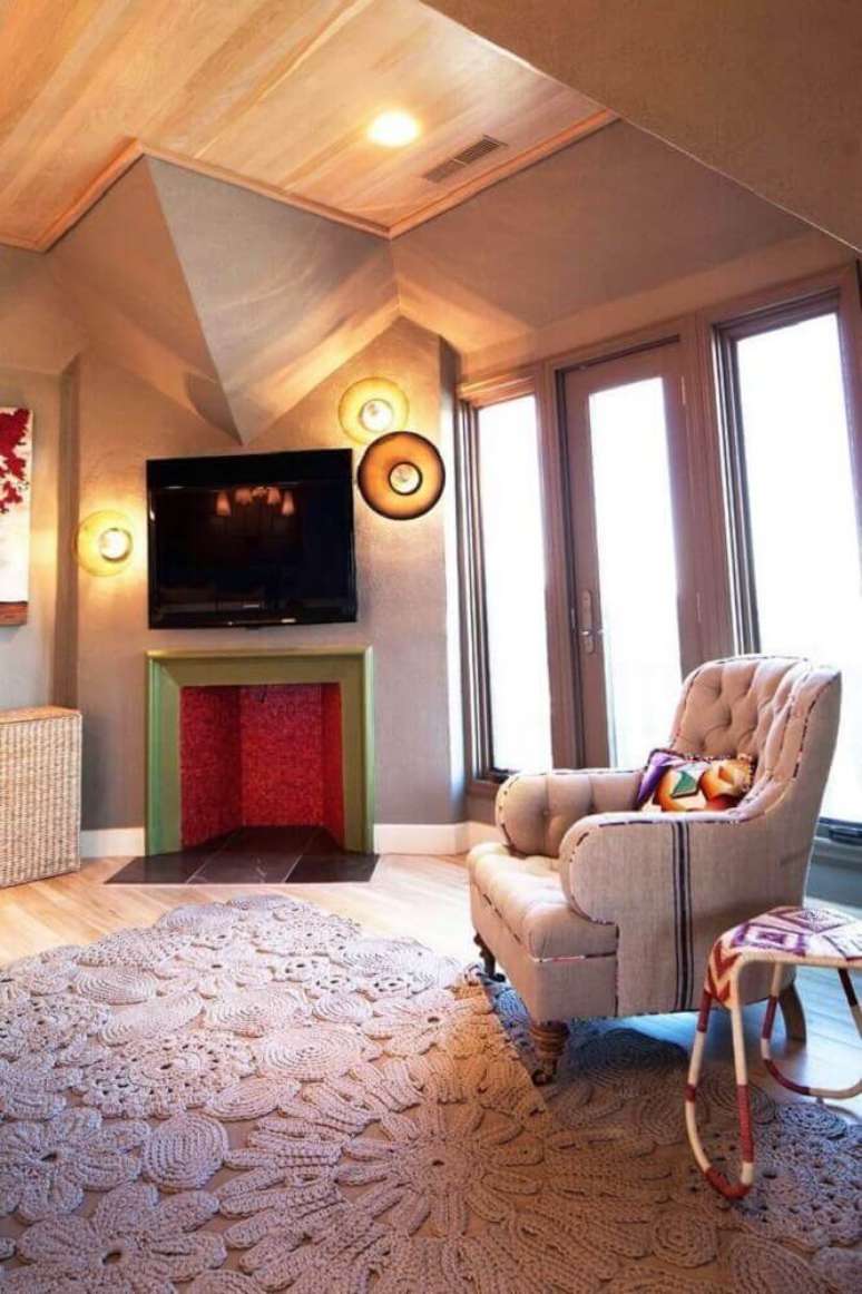 31. A decora&ccedil;&atilde;o dessa salas ficou muito mais bonita com o tapete de croch&ecirc; quadrado.