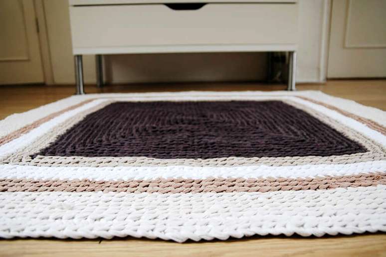 18. O tapete de croch&ecirc; quadrado garante um ambiente mais aconchegante.