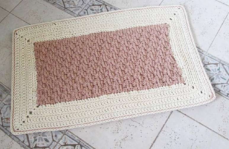 16. O tapete de croch&ecirc; quadrado pode garantir a decora&ccedil;&atilde;o de v&aacute;rios ambientes.