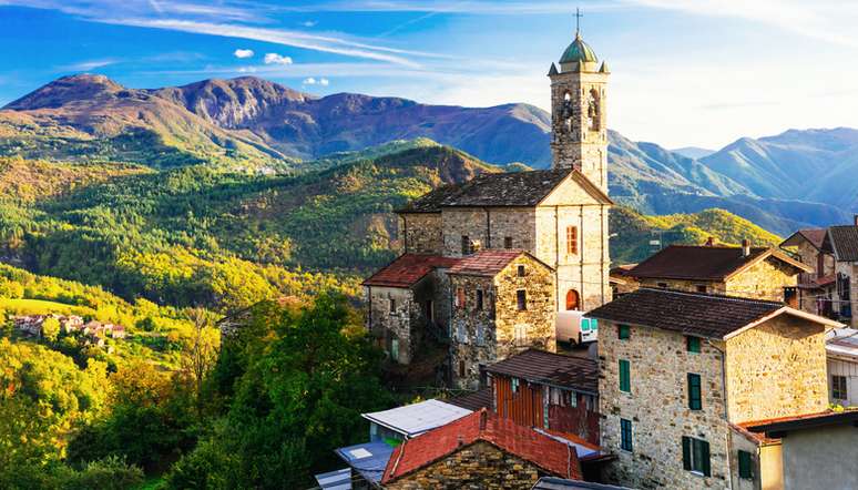  Pictórica pequena aldeia nas montanhas em Emilia-Romagna, Itália