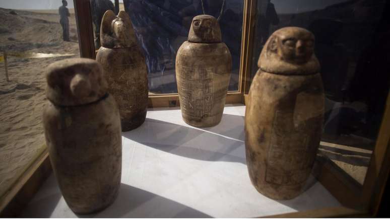 Os quatro jarros encontrados na necrópole ainda conservam órgãos mumificados dos falecidos