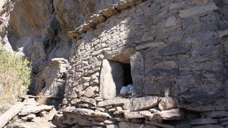 O estudo publicado na Current Anthropology envolveu a análise de centenas de restos de ossos humanos de túmulos no Vale do Colca | Foto: Projeto Bioarqueológico de Matthew C. Velasco/Coporaque