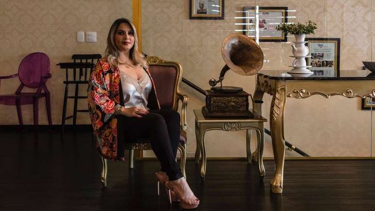 Propriet&aacute;ria do bistr&ocirc; Cereja Flor, Jaqueline Alves j&aacute; contratou ex-presidi&aacute;rios e dependentes qu&iacute;micos | Foto: Gui Christ/BBC Brasil