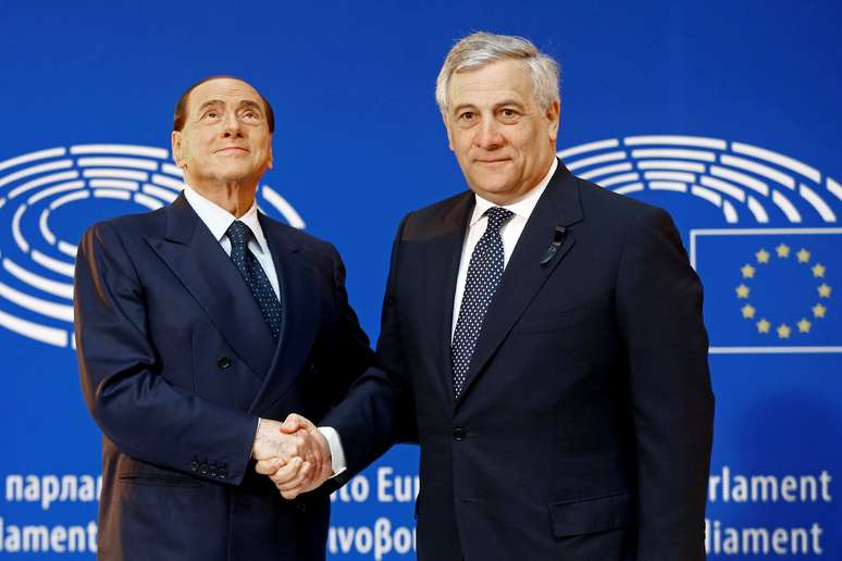 Ex-primeiro-ministro italiano Silvio Berlusconi cumprimenta presidente do Parlamento Europeu, Antonio Tajani, em Estrasburgo, na França 01/07/2017 REUTERS/Arnd Wiegmann