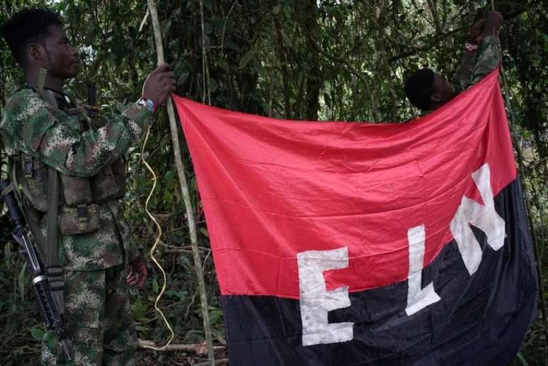 Rebeldes do Exército de Libertação Nacional (ELN) levantam bandeira no noroeste da Colômbia  REUTERS/Federico Rios.