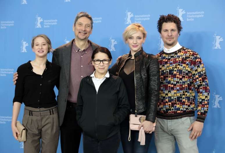 Elenco do filme "Corpo e Alma" posa para foto durante Festival Internacional de Cinema de Berlim, na Alemanha 10/02/2017 REUTERS/Axel Schmidt