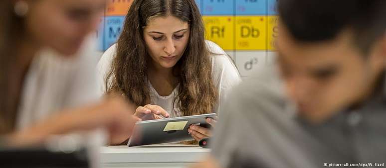 Em questão, um antigo dilema: a academia deve ser pautada pela imparcialidade ou abrir espaço para diferentes visões sobre os temas estudados?